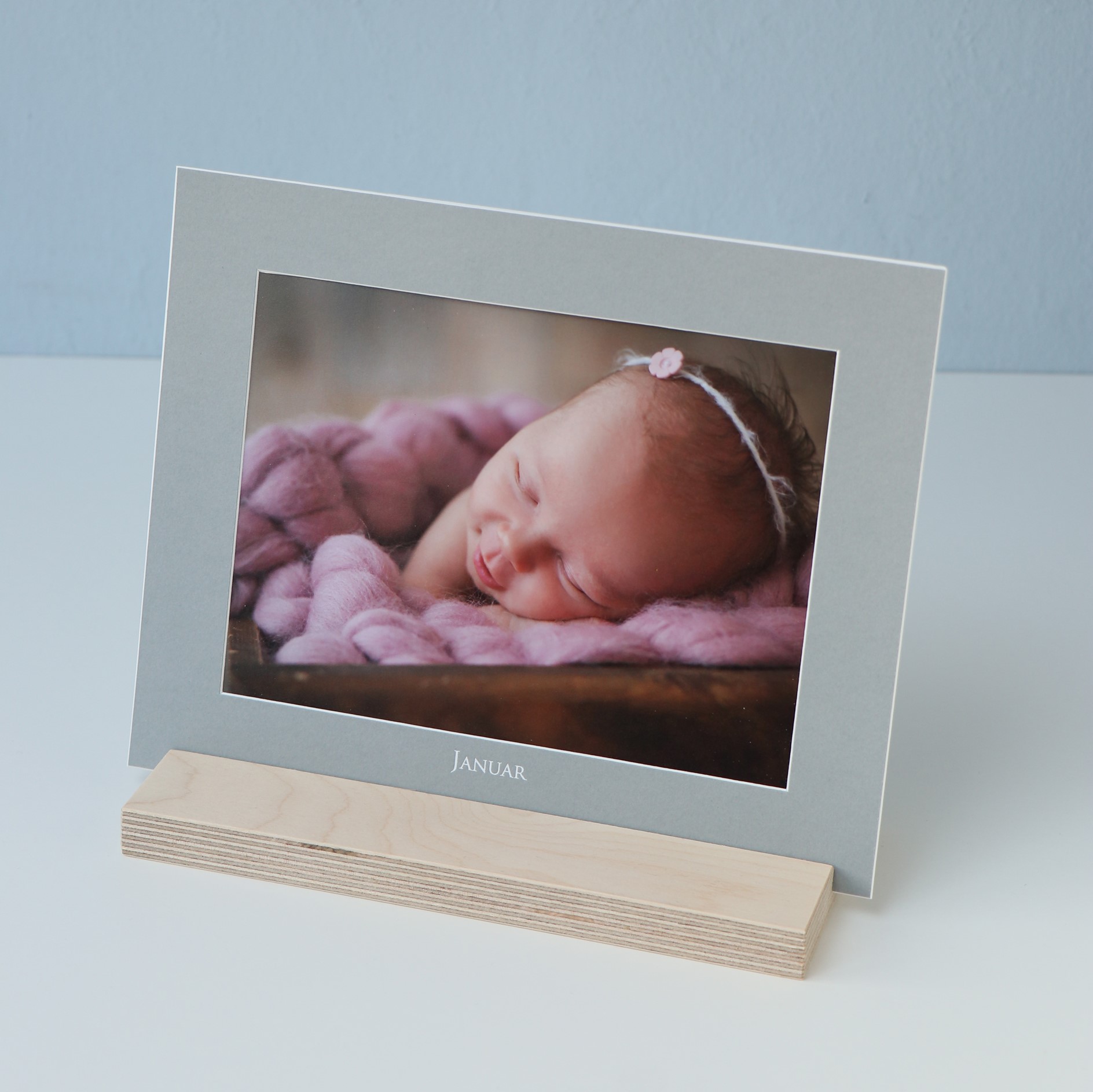 Kalenderpassepartout  20x25cm, Grau, Prägung weiß, Bildausschnitt 15x20cm im Bilderhalter Natur