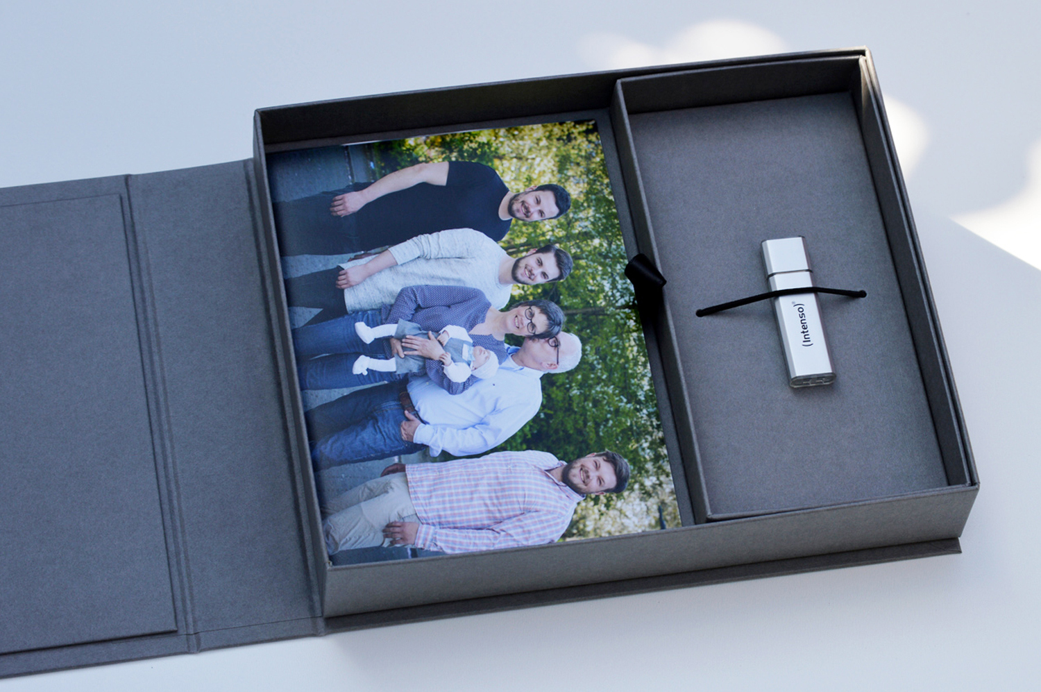 Box für einen USB Stick und 13 x 18 cm Bilder