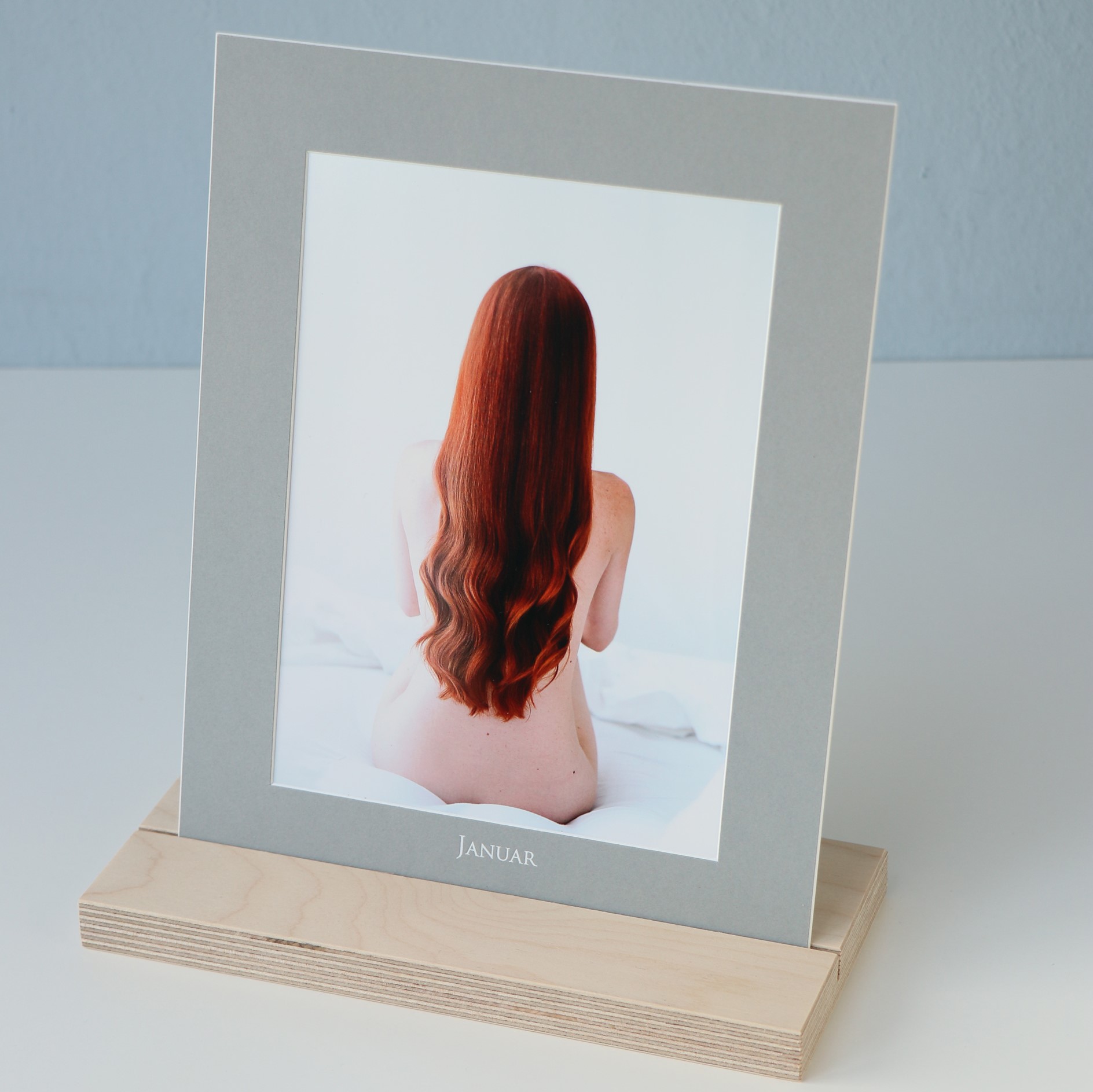 Kalenderpassepartout  20x25cm, Grau, Prägung weiß, Bildausschnitt 15x20cm im Bilderhalter Natur