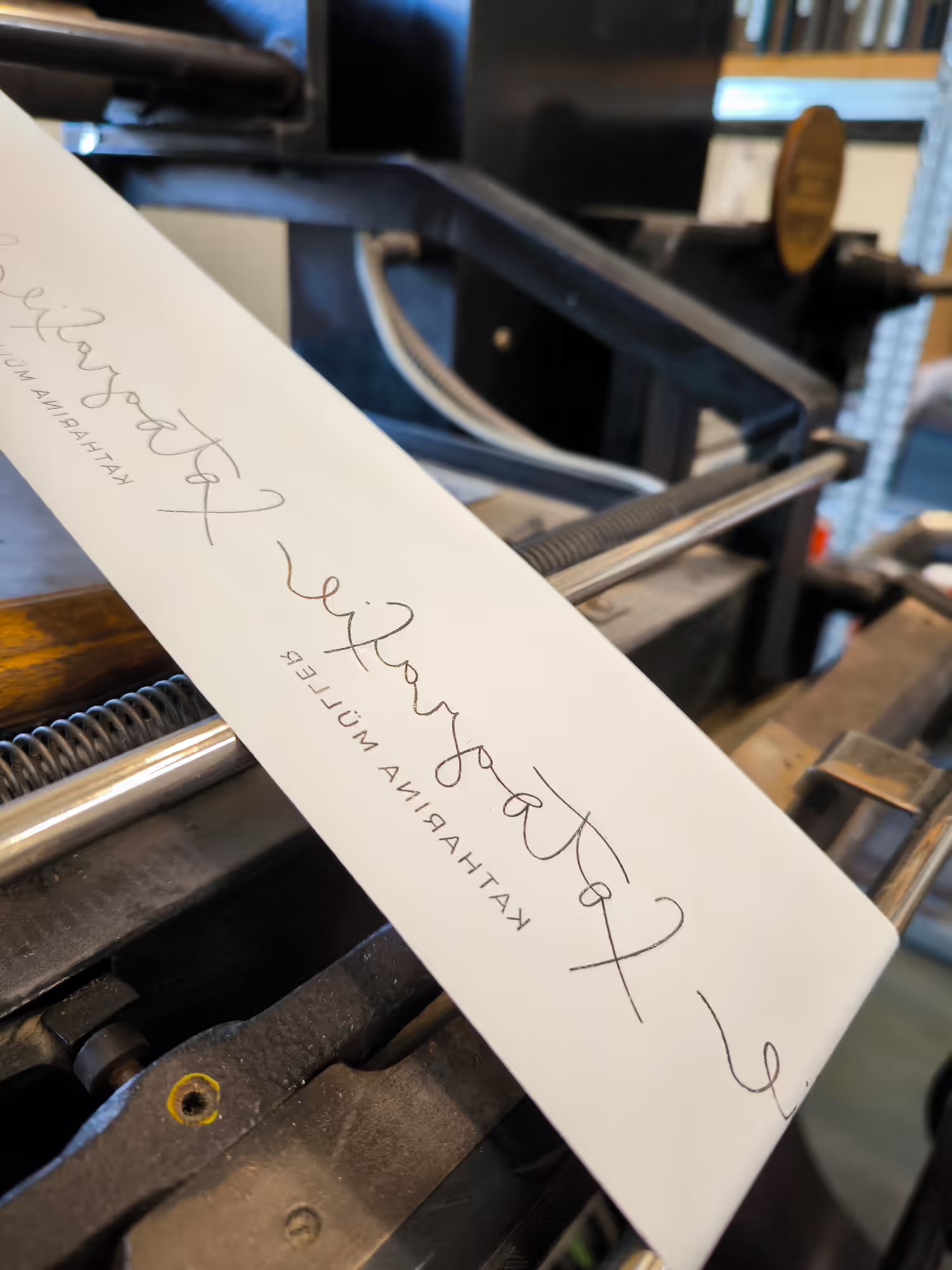 Heißfolienprägung eines Schriftzugs an der Prägemaschine