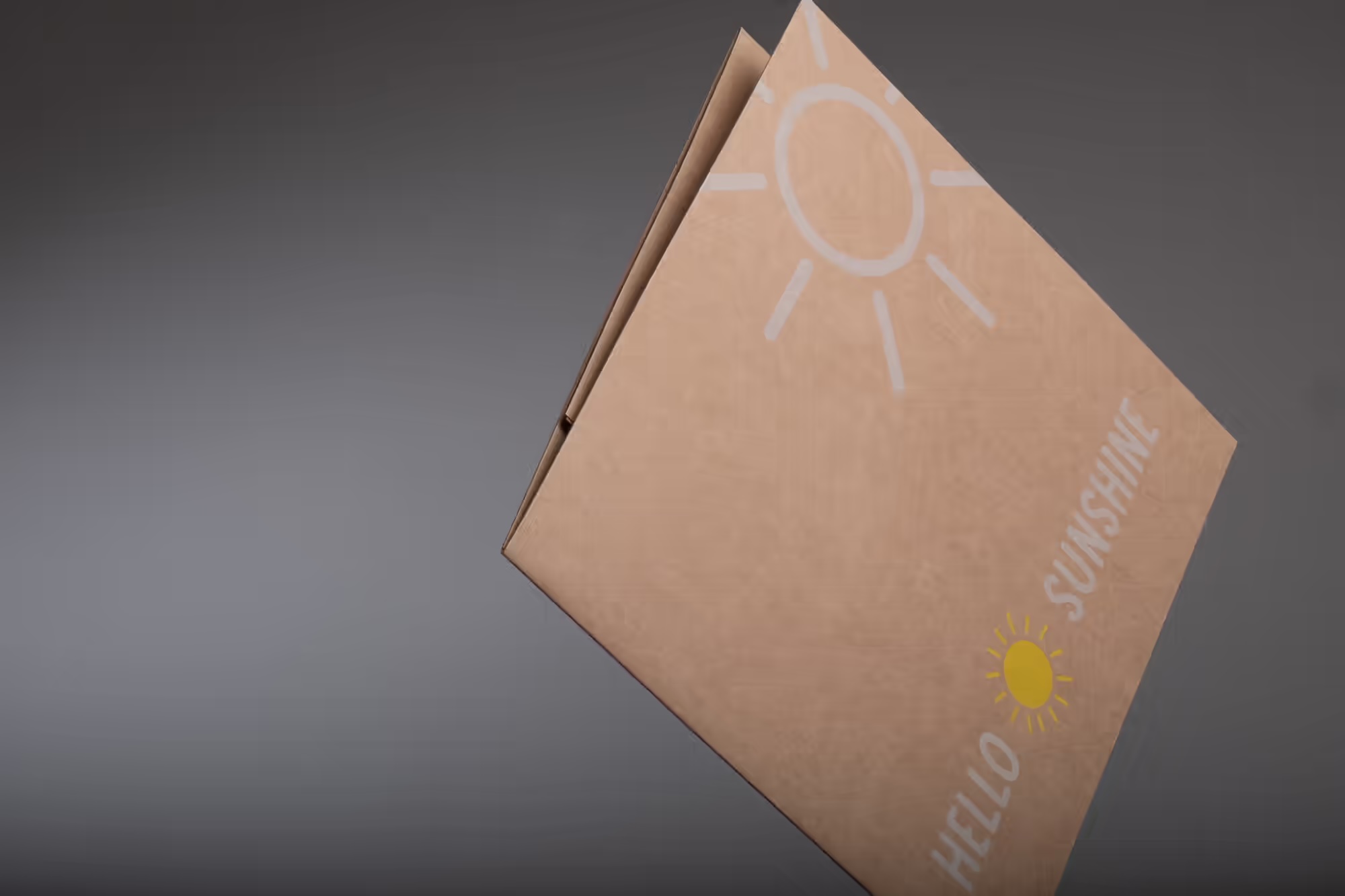 Mappe Hello Sunshine aus Kraftkarton vor grauem Hintergrund