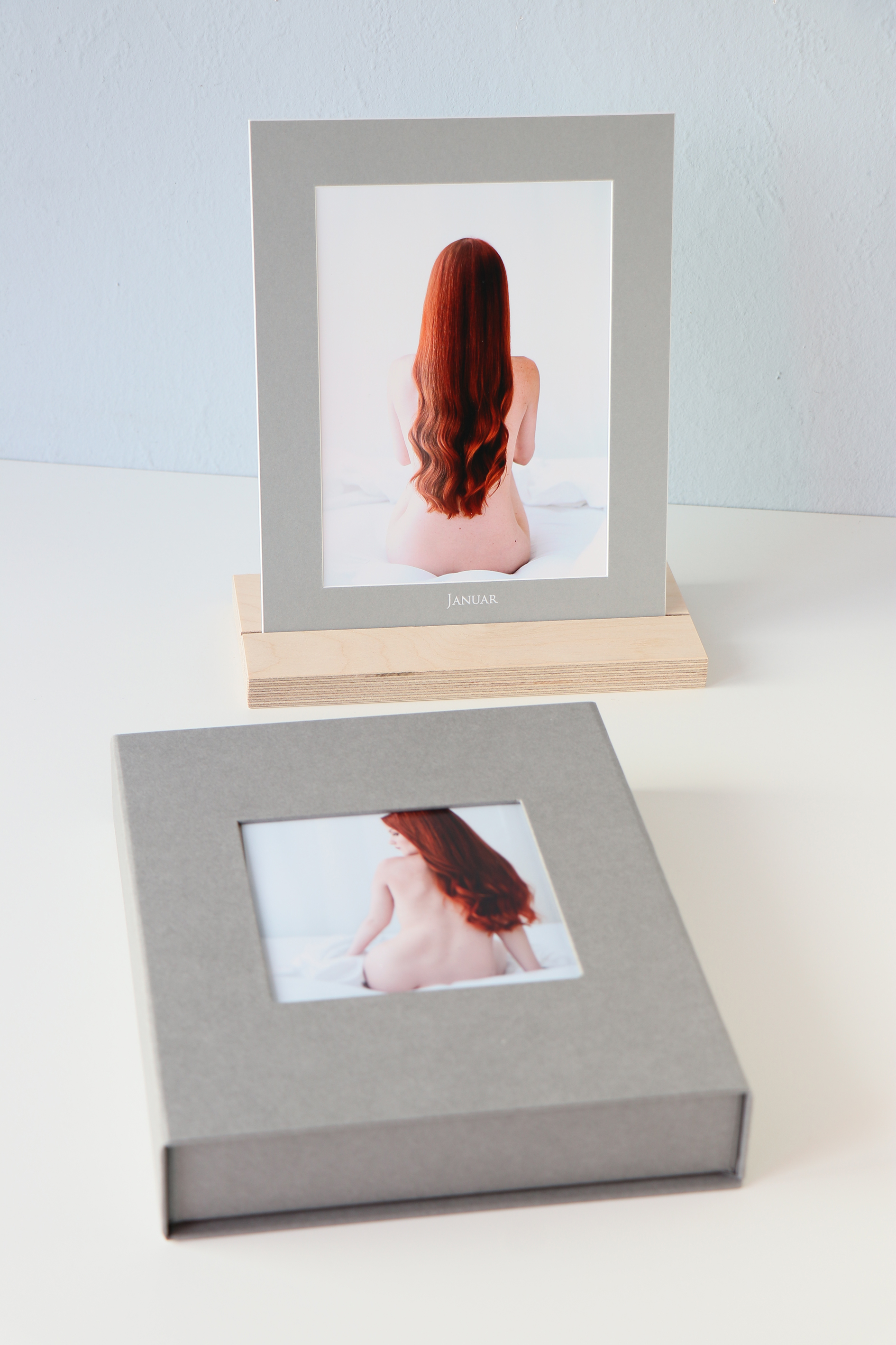 Kalenderbox 20x25cm, Set bestehend aus Box, 12 Passepartouts mit den Namen der Monate und Bilderhalter