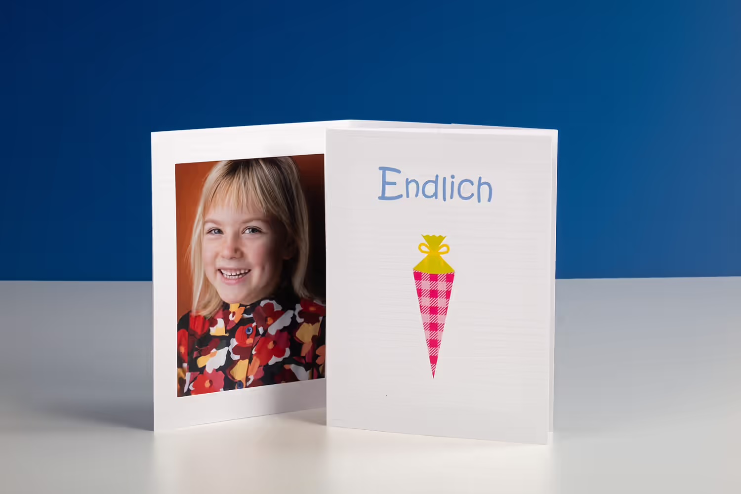 Mappe zum Schulstart mit Schultüte und Schriftzug Endlich