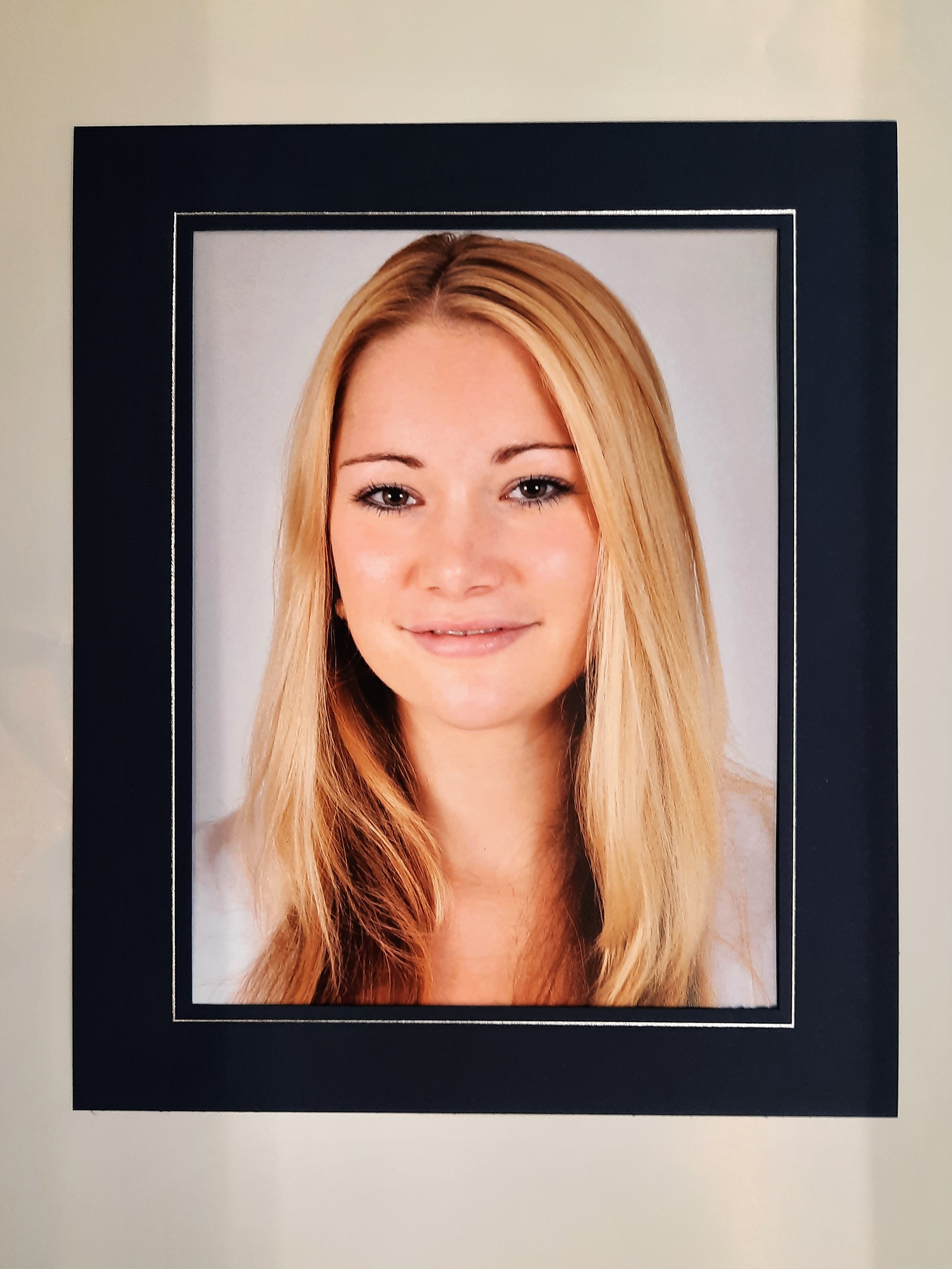 Einzelpassepartout mit Silberfolienprägung in Dunkelblau mit Porträtfoto im Hochformat