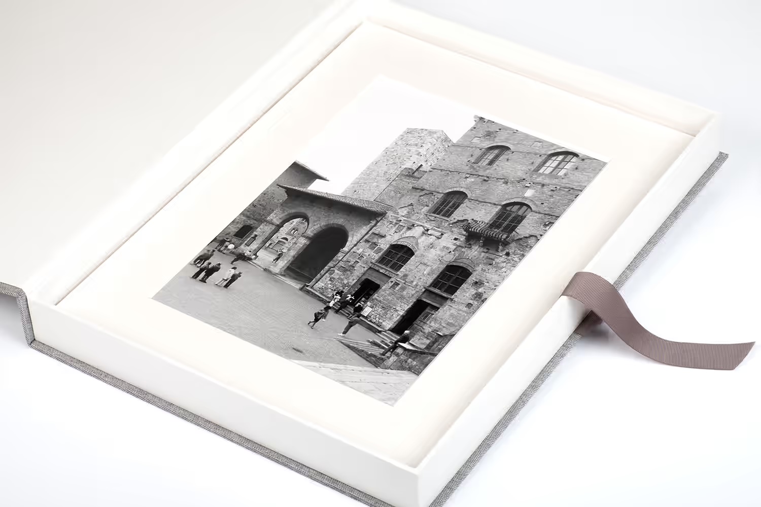 Weiße Präsentationsbox mit Schwarzweißfoto im Passepartout