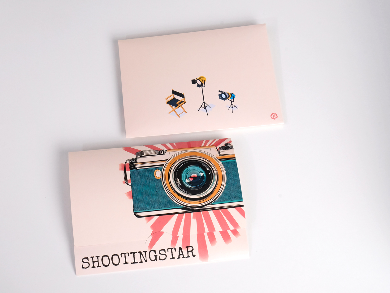 Faltmappe Shootingstar für 15x20 in Rosa, geschlossen, mit Stativmotiv daneben