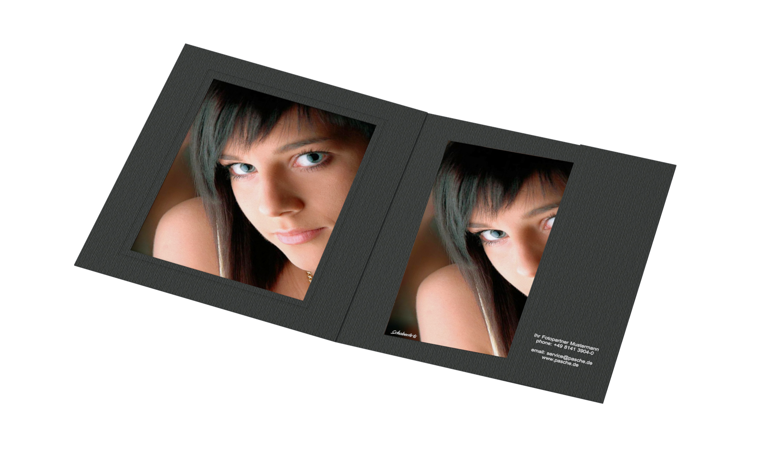 Portraitmappe für 15x20 Folienprägung mit Maskenumrandung in Anthrazit, aufgeklappt, mit zwei Porträtfotos