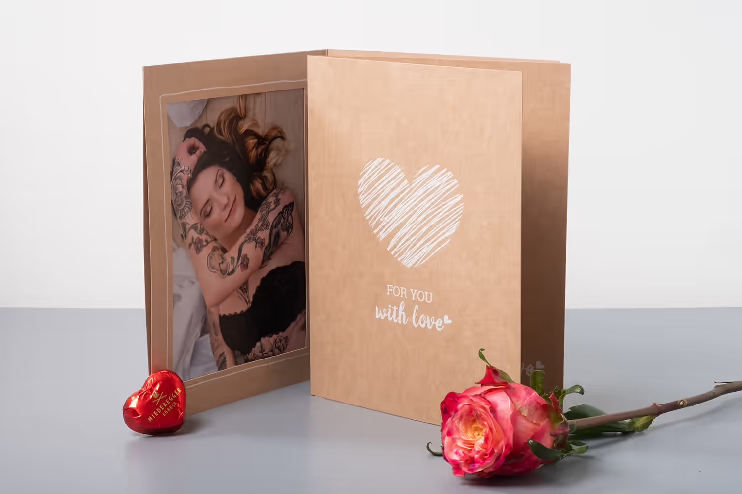 Portraitmappe For You aus Kraftkarton mit Rose und Schokoladenherz