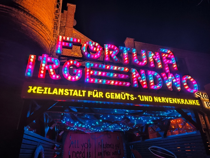 Bunte Leuchtreklame bei Nacht