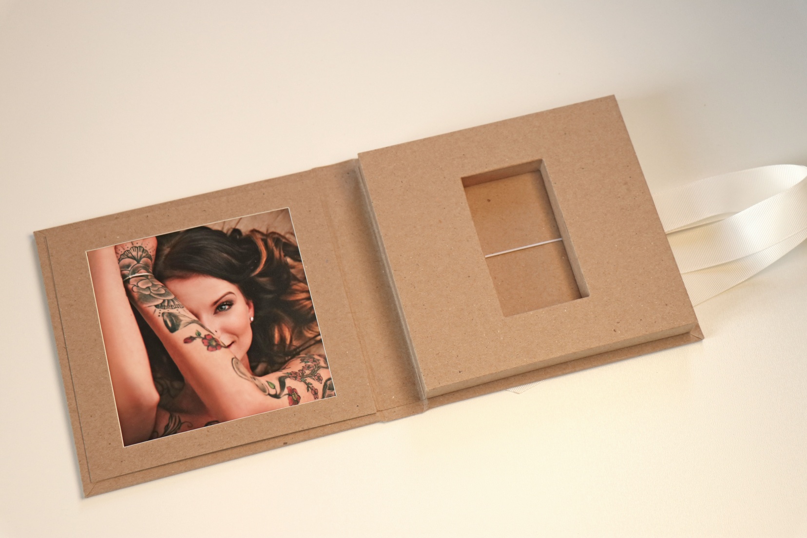 USB Case Paper-Bonded, mit Passepartout  13x13 cm