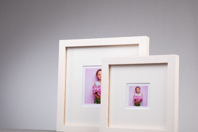 Zwei weiße Rahmenboxen mit Kinderportrait