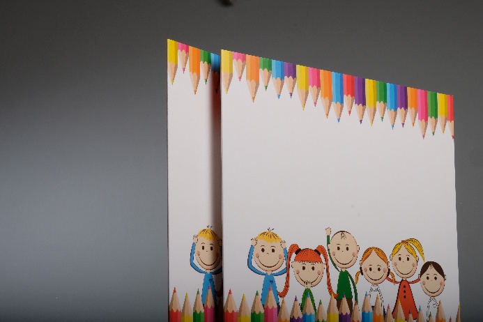 Schulmappe mit Buntstiftrand und gezeichneten Kindern