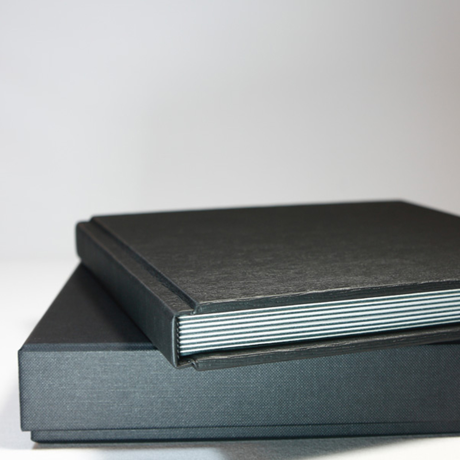 Album Classica, 20x20, Peel&Stick , Farben: Weiß und Schwarz