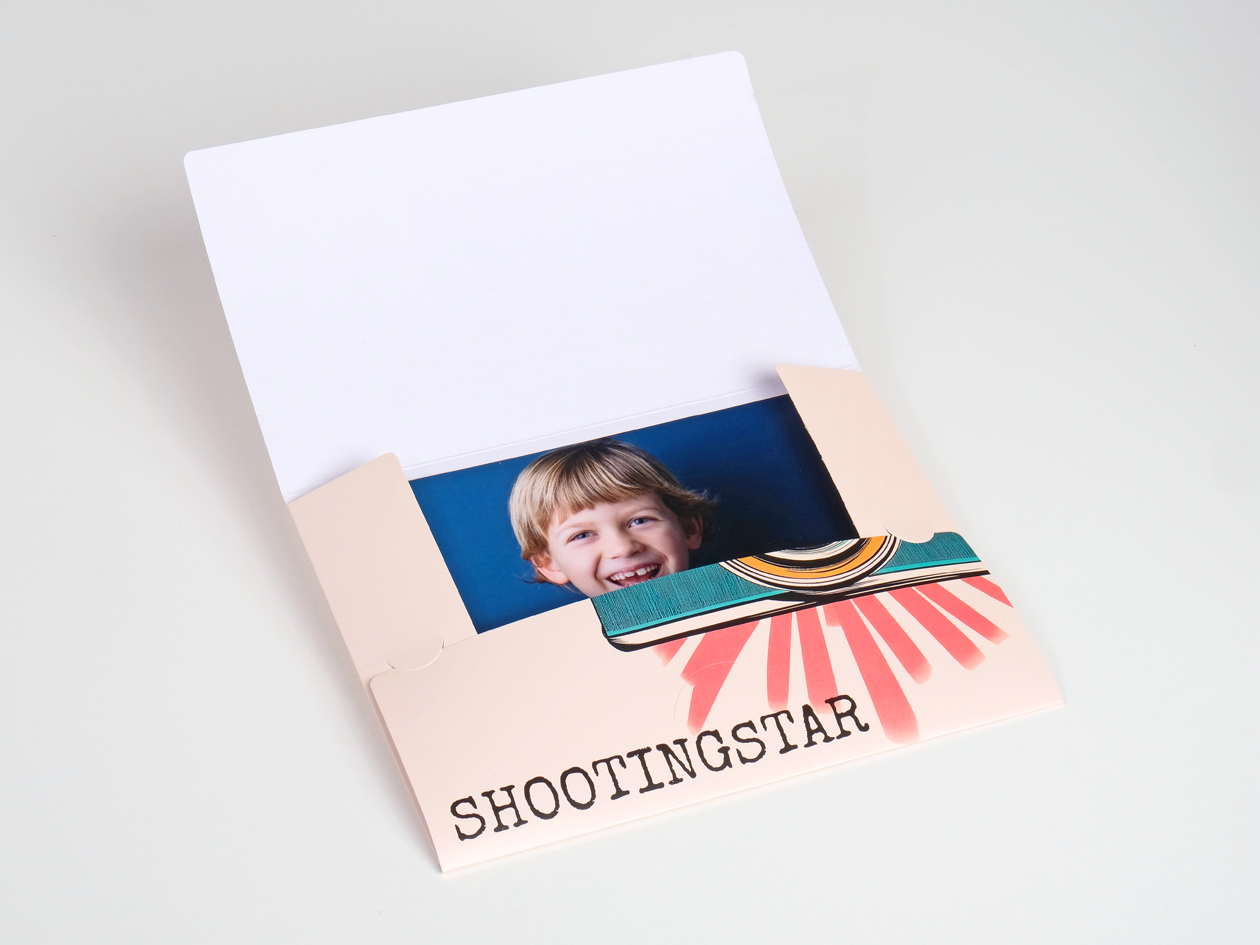 Faltmappe Shootingstar für 15x20, aufgeklappt, mit Kinderfoto im Ausschnitt