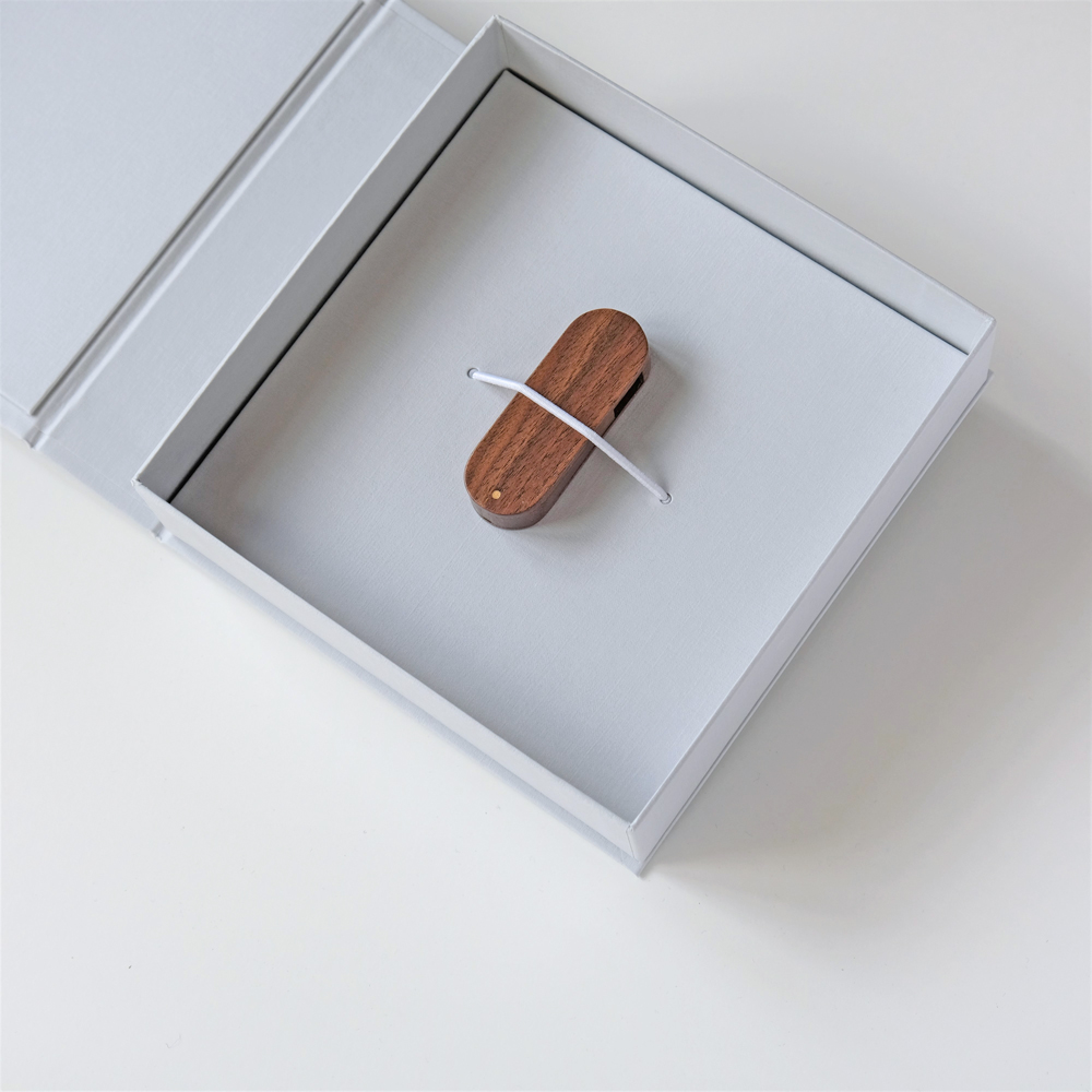 Box f√ºr einen USB Stick. Farbe: Silbergrau