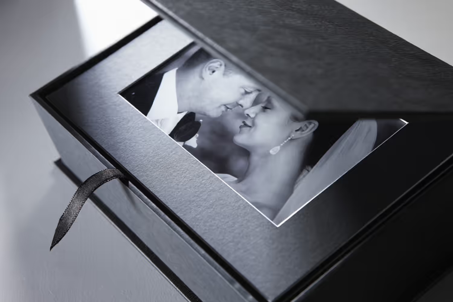 Schwarze Box mit Hochzeitsfoto im Passepartout