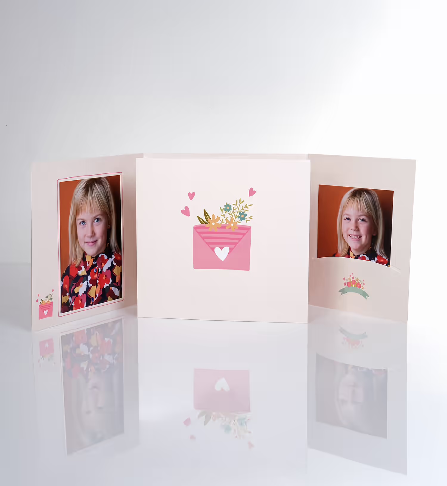 Dreiteilige Schulmappe mit zwei Kinderportraits und Blumenmotiv