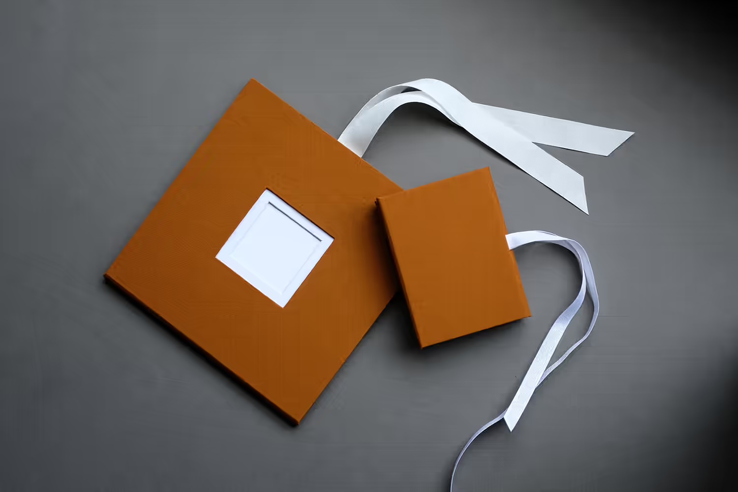 Braunes Folio mit Satinband