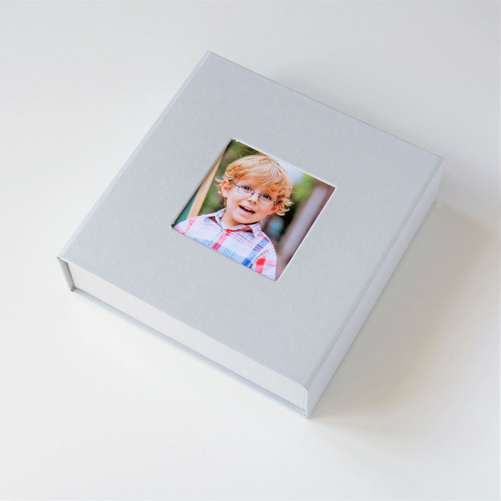 Box für einen USB-Stick. Farbe: Silbergrau