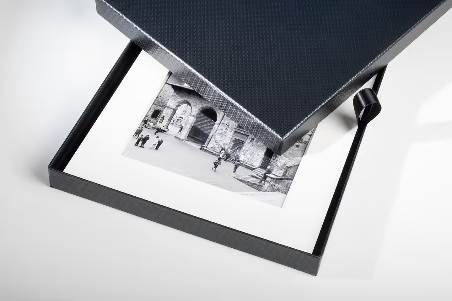 Schwarze Printbox mit Schwarzweißfoto