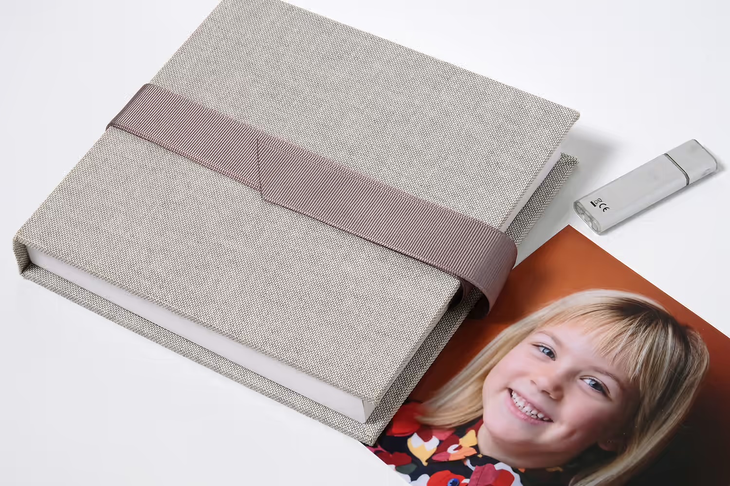 Printbox aus Leinen mit Banderole, USB-Stick und Kinderportrait